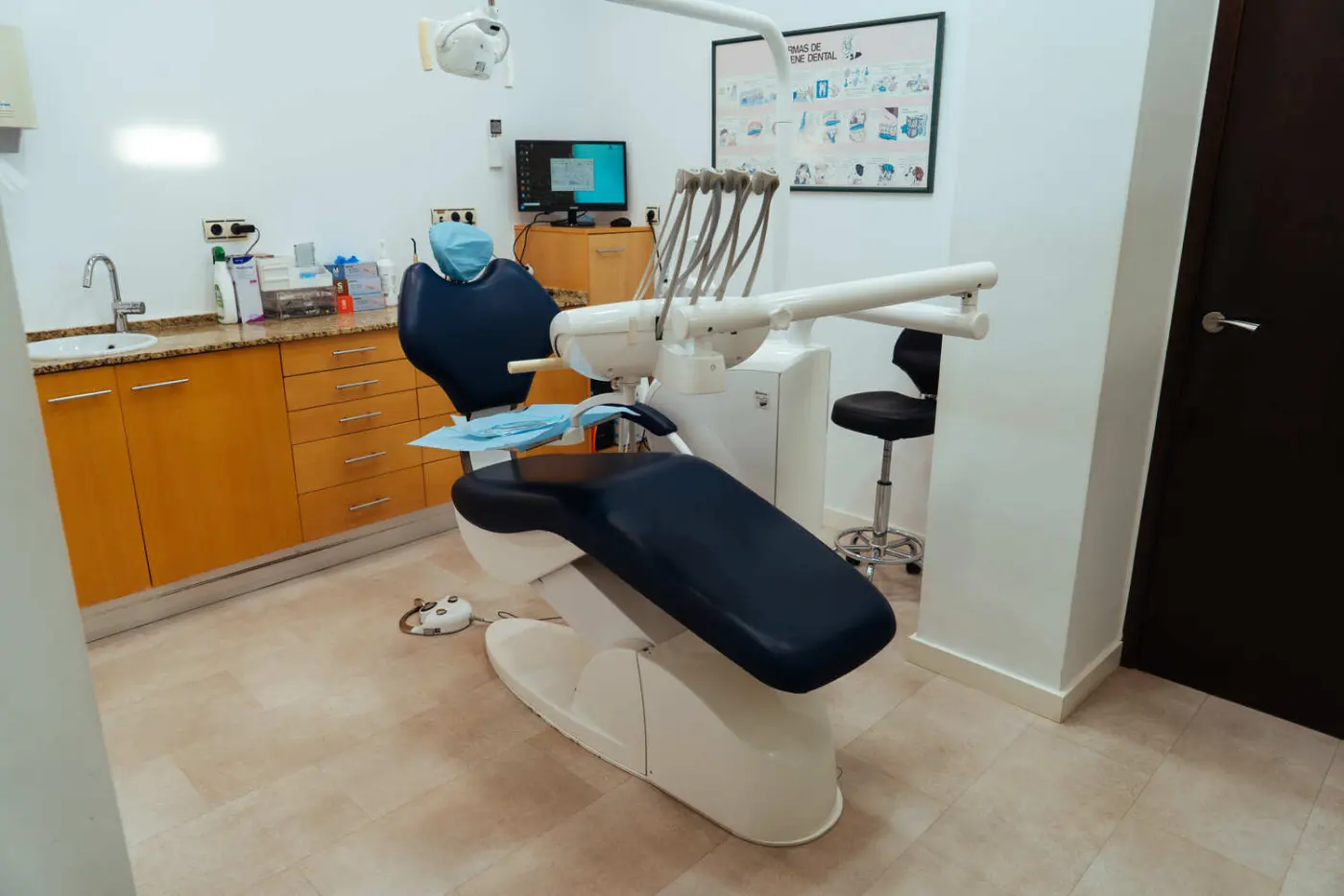 Gabinete de la clínica con el sillón dental y el monitor