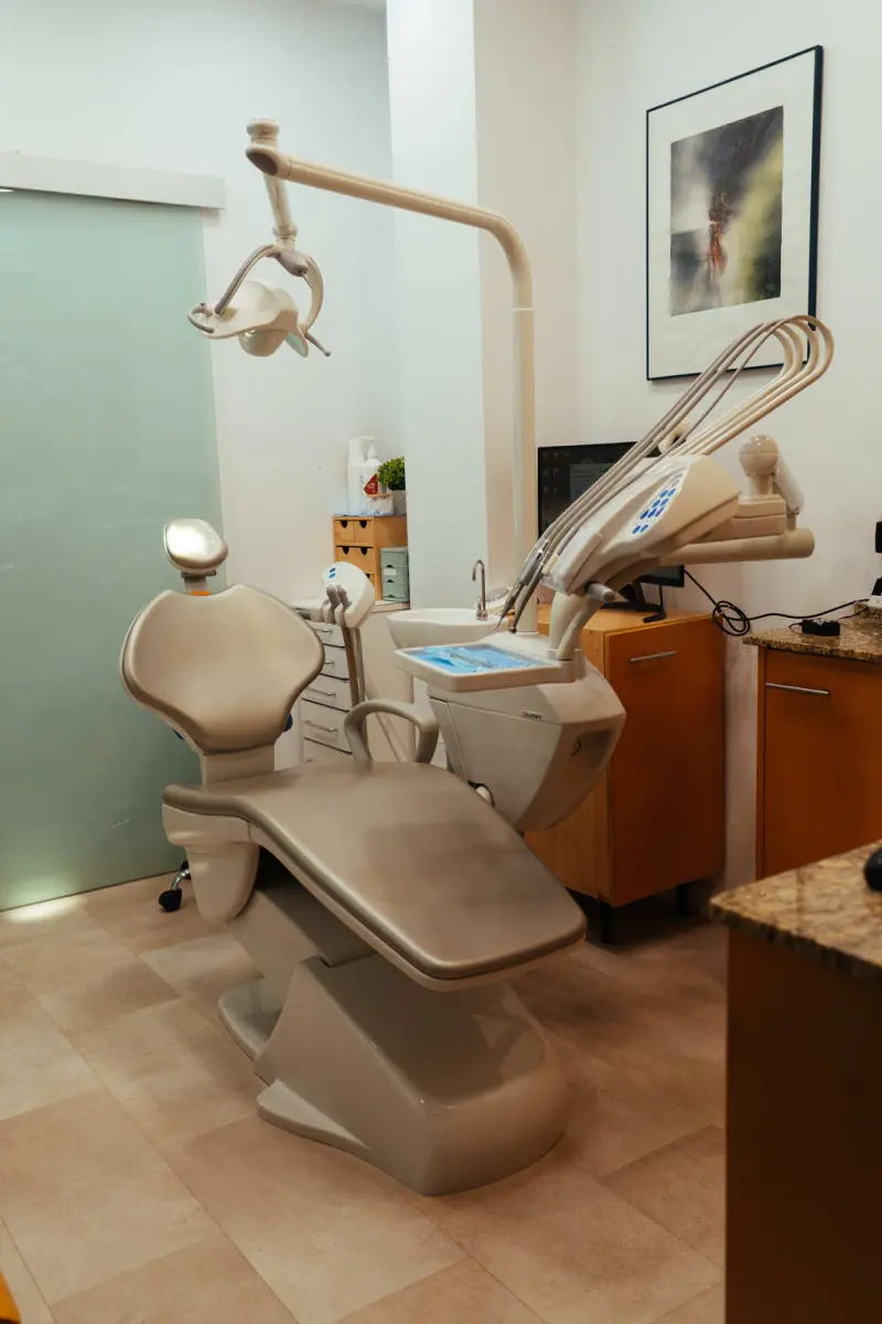 Gabinete de la clínica con el sillón dental